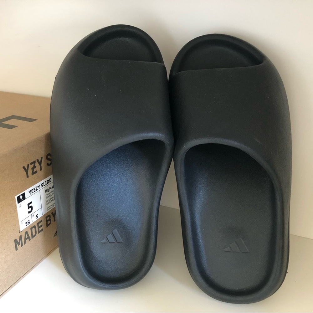 Yeezy Slide Onyx size 5